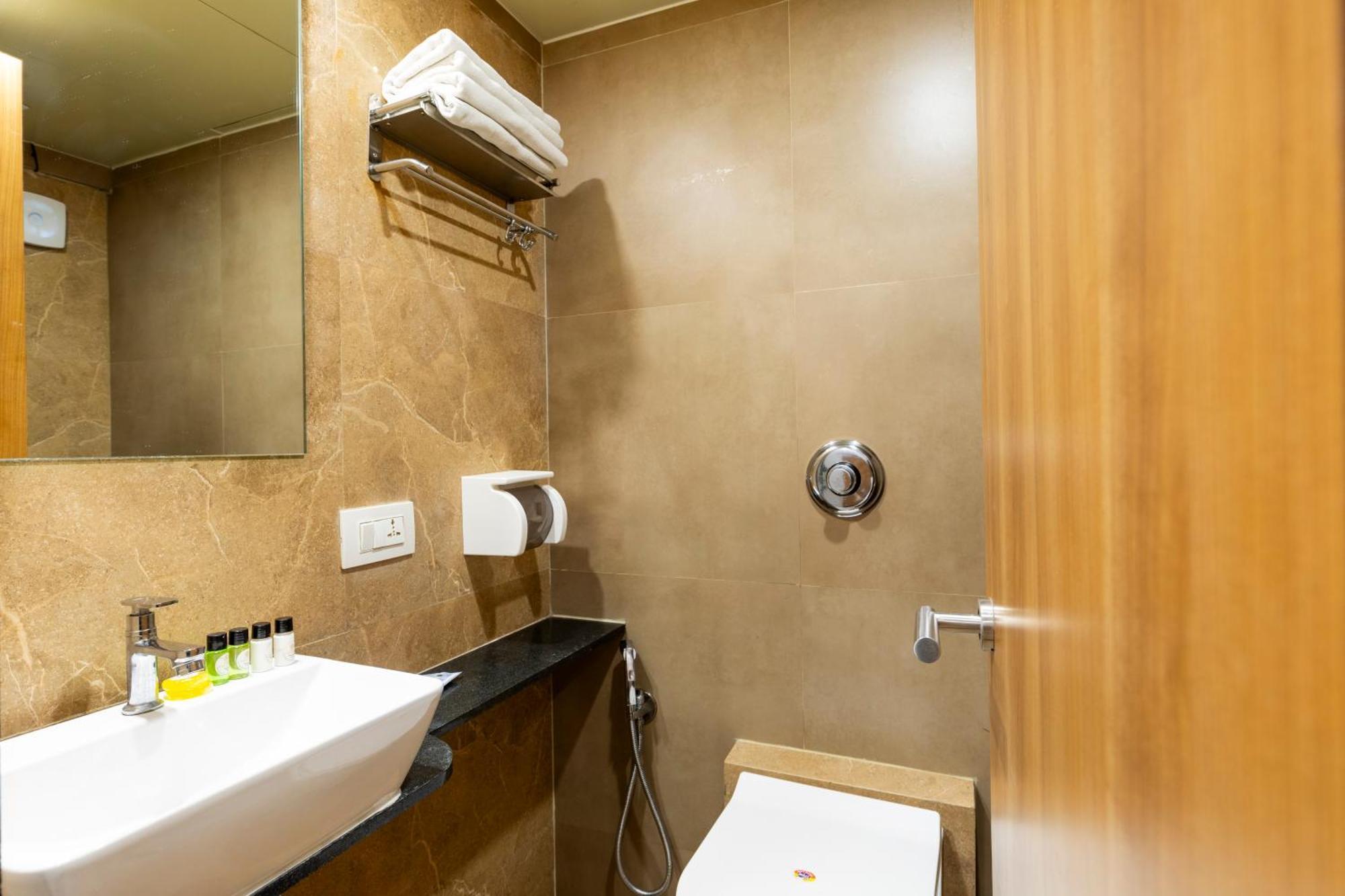 Hotel Embassy Park - Bkc Мумбаи Экстерьер фото