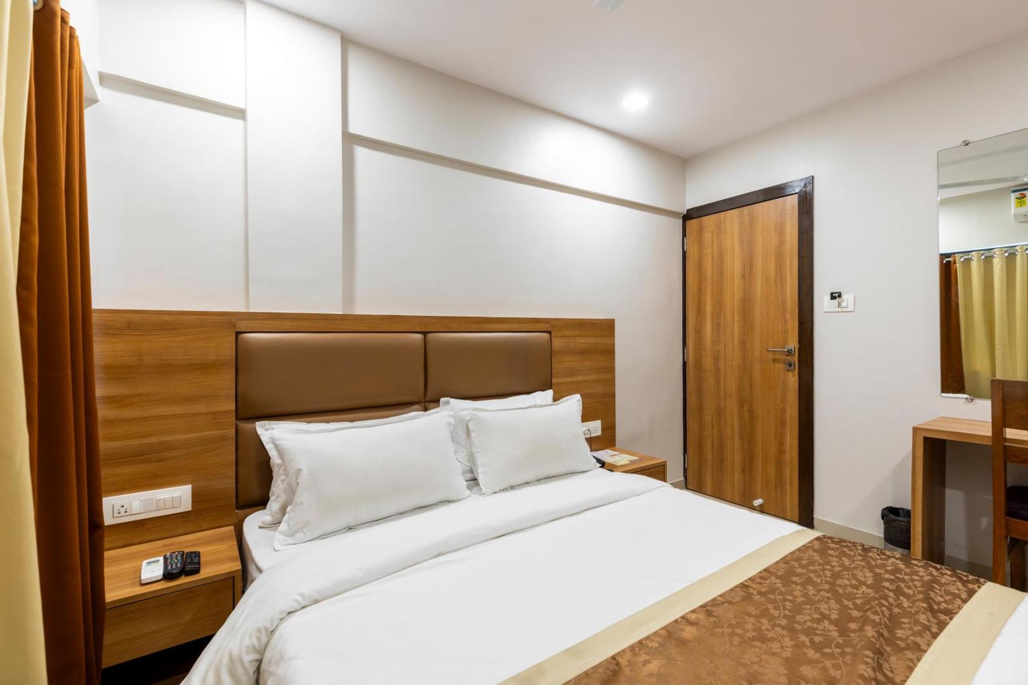 Hotel Embassy Park - Bkc Мумбаи Экстерьер фото